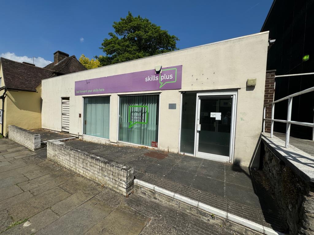 Lot: 80 - FREEHOLD PREMISES - Front of property